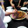 新加坡年夜饭新吃法：摩天轮上“捞鱼生”