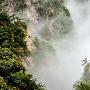 磨镜台往北登山遇见鲁殿灵光
