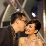 梁静茹牵男友走红毯 大秀求婚钻戒甜蜜亲吻