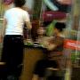 贡米与家人吃廉价火锅 发现偷拍立刻闪人