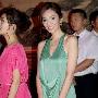 吴佩慈绿色洋装性感亮相 注重形象行动谨慎