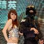 中国新人青睐个性婚礼 新郎假扮"反恐"英雄