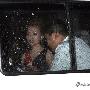 张靓颖车内和高管聊天 雨天有专人撑伞