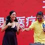 钟丽缇五月身孕忙捞金 豹纹袜显辣妈本色