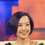 陈鲁豫锁骨深陷 衣服频频滑落尴尬露肩带