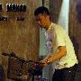 余文乐宵夜忍饥等位 无聊折腾路边自行车