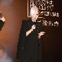 张惠妹垫肩装气势逼人 白发造型惊艳香江