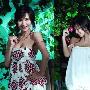 肩带滑落!女星性感的小动作