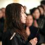 萧亚轩难掩憔悴面容 与弟送亡母最后一程
