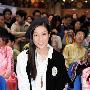 钟嘉欣黑白装扮亮相活动 神采奕奕个性足