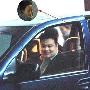 陈坤出行忙躲镜头 与时尚女助理亲密行走
