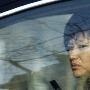瞿颖驾名车去排练现场 打电话面目狰狞