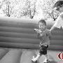 儿子过生日孙悦言听计从 持水枪与儿子“战斗”