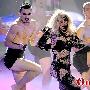 Lady Gaga 魚網裝與半裸舞男驚豔《美偶》舞台