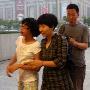 那英凸肚出街孕相十足 变中年大妈边走边偷笑