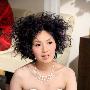 杨千嬅身披婚纱要开唱 爆炸发型露傻气
