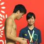 [组图]男子110米栏预赛：美女志愿者帮刘翔"更衣"