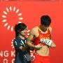[组图]男子110米栏预赛：美女志愿者帮刘翔"更衣"(3)
