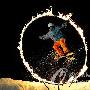 [组图]滑板高手脚踏滑板穿越火环为冬奥助威
