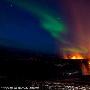 组图：摄影师拍到冰岛火山喷发伴随极光奇景