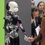 组图：德国总理默克尔与机器人“逗乐”