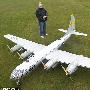 英男子造世界最大电动模型飞机 翼展逾6米