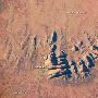 宇航员太空拍摄澳大利亚奇特孤山地形(图)