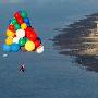 男子仿效“飞屋” 椅子上绑气球飞越英伦海峡