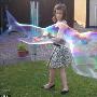 英国10岁小女孩用儿童玩具做出“泡泡海豚”