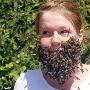 英女孩惊险表演为旅行筹款：蜜蜂当“胡子”