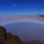 摄影师在夏威夷火山口上拍到“月亮彩虹”