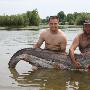 克罗地亚渔夫捕获90公斤重超大鲶鱼(组图)