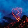 奔涌岩浆吞噬家园：夏威夷火山喷出心形熔岩