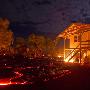 奔涌岩浆吞噬家园：夏威夷火山喷出心形熔岩(4)