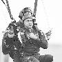 四肢仅存一条手臂男子3900米高空跳伞