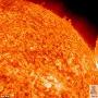 太阳动力学观测卫星拍摄到巨大弧状太阳耀斑