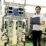 日本研制新型机器人双腿可屈膝走动(图)