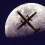 澳大利亚摄影师捕捉到客机飞越月球瞬间(图)