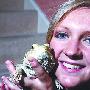 英国女孩3000英镑嫁妆宠物给蜥蜴做化疗