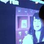 日本研究人员开发出能与海报人物接吻的装置