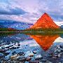 摄影师拍摄罕见日出美景 整座山峰变成红色