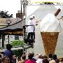 英国厨师创造世界最大冰激凌 高达4米