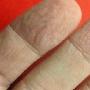 人类手指褶皱或是为了更好的抓取湿滑物体