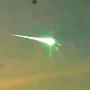 网络视频显示不明飞行物曾追上并击穿俄陨石