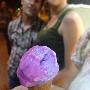 科学家研制“魔力冰淇淋” 舔食即变色