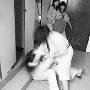 女厕内噩梦:少女遭同学殴打拍视频流传(图)