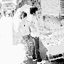 女子摆摊路边做手机电池 质量让人怀疑(图)