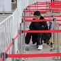 联通iPhone首发现场第1名网上预购用户开始排队