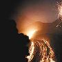 欧亚大陆最高火山喷发 岩石被抛出高空200米