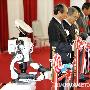日本举办国际机器人展 机器人与嘉宾共同剪彩